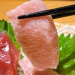 日本酒と個室居酒屋 農家の慶 - 本まぐろ二種盛り食べ比べの大トロリフト