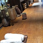 旬菜 さかなと酒 匠海 隠れ家 - 隠れ家…なので店内暗め　こちら1番奥カウンターでした