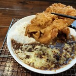 黄金マッハカレー - 唐揚げがデカい