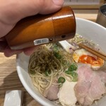 鴨出汁中華そば かわな - 山椒をかけてさらに味を引き締める