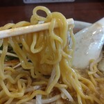 麺屋 おざわ - 中太縮れ麺のアップ