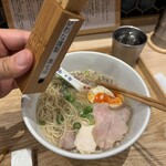 鴨出汁中華そば かわな - 黒七味をかけて味を引き締める