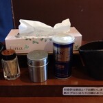 麺屋 おざわ - 卓上の調味料、箸、レンゲ等