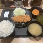松のや - 料理写真:ロースかつ定食¥530とご飯大盛り+コロッケ(共に無料)
