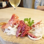 ピザとハムと時々ワイン ボンジョルノ食堂 - 生ハム盛り合わせ3種