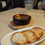 ピザとハムと時々ワイン ボンジョルノ食堂 - ベーコンとブラウンマッシュルームのフランベアヒージョ