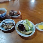 そばやかた 樽石 - お通し（漬物類）￥0