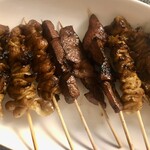 福福 やきとり店 - 左からカワ、レバー、シロ（全てタレ）　¥900-