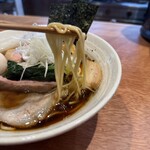 麺屋 さくら井 - しっかり茹で上げられた喉越しの良い三河屋製麺製の細平ストレート麺