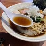 麺屋 さくら井 - 醤油たつ鶏の旨味が口いっぱいに溢れる清湯醤油スープ