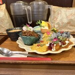 タケウチ - 気まぐれプレート、ご飯大盛り、ﾄｯﾋﾟﾝｸﾞ海カレー