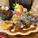 タケウチ - 気まぐれプレート、ご飯大盛り、ﾄｯﾋﾟﾝｸﾞ海カレー