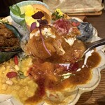 タケウチ - 気まぐれプレート、ご飯大盛り、ﾄｯﾋﾟﾝｸﾞ海カレー