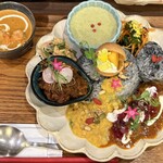 タケウチ - 気まぐれプレート、ご飯大盛り、ﾄｯﾋﾟﾝｸﾞ海カレー