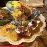 タケウチ - 気まぐれプレート、ご飯大盛り、ﾄｯﾋﾟﾝｸﾞ海カレー