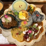 タケウチ - 気まぐれプレート、ご飯大盛り、ﾄｯﾋﾟﾝｸﾞ海カレー