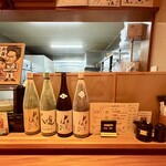 お魚処 うおとも - ・カウンター席
      今回は初めてカウンターをリクエスト
      個人的に掘り炬燵より腰が楽でした
      この似顔絵そっくりなご夫婦が
      おそらく大将とホール担当の奥様なんでしょう…