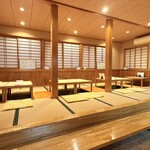 お魚処 うおとも - ・掘り炬燵席　
      カウンター席から振り返ってパシャリ
      清潔感があって明るく居心地抜群！
      早い時間だったので入店すぐはまだ誰もいませんでした
      人気店の貴重な風景です