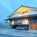 お魚処 うおとも - ・店舗外観
      店舗左手が広い駐車場になっています