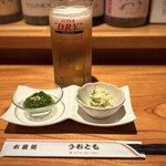 お魚処 うおとも - 手前・お通し（ポテサラ＆メカブ）　¥330
      奥・生ビール（中）アサヒスーパードライ　¥660
      小さいながらも2品でこのお値段のお通しは嬉しいですね