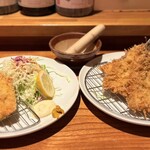 お魚処 うおとも - 右・あじフライ　¥935
      左・いわしフライ　¥770
      この2品はマストオーダー！
      毎度感動の美味しさです♡
      個人的にあじフライより好みないわしフライは
      ホワイトボードメニューなので見かけたらラッキー！