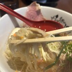 324440327 - 麺とスープ、具材のバランス秀逸！