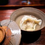 Hirosawa - ズワイ蟹の水餃子。ハマグリの出汁スープで。