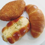 パンセ - 料理写真:カレーパン、ちくわパン、塩パン