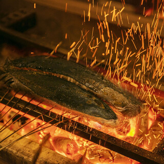 牛もつ鍋や鰹の塩たたき、博多一口餃子などの自慢の料理