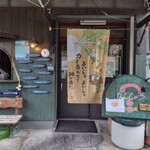 なんじゃろ - お店の前はこんな感じです♪