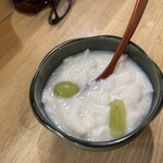 餃子飯店 - 娘さんお手製杏仁豆腐。撮影前に混ぜちゃいました^^;