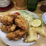 餃子飯店 - 唐揚げ、横のイカの天ぷら2片はちょっと別物で…