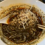 麺処 玖 - ナッツの入れ忘れがあったようで、途中投入です。