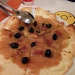 エコール・ド・ニース - ピサラディエール（ニース風ピザ）・・・玉ねぎを甘く煮詰めたものにアンチョビ、オリーブを乗せています。日本でこんな味のピザ食べたの初めてでした！