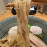 だしと麺 遊泳 - 麺リフト