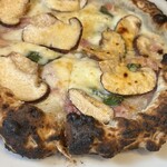 ピッツェリア ファッブリカ 1090 - ランチ本日のピッツア
      （禅丸椎茸・ハム・モッツァレッラ・バジル）1600円