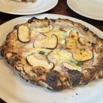 ピッツェリア ファッブリカ 1090 - ランチ本日のピッツア
      （禅丸椎茸・ハム・モッツァレッラ・バジル）1600円