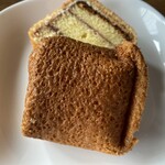 花月菓子店 - 両端のサブレ生地部分がお得感あって嬉しい