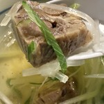 牛たんの一仙 - サービスの牛テールスープ。こんなごっつい茹でタンが入って、サービスって神だわ✨コレに、細いラーメンを入れたら美味しいだろうなぁ‥妄想。単品で注文すると¥500。注文してでも飲みたいスープ。