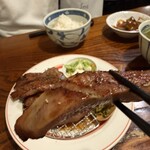 牛たんの一仙 - つまんでみた！こんなに分厚いのに、1回で噛み切れる！柔らか〜い。仙台大好き