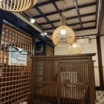 牛たんの一仙 - 竹で編んだ灯り。隣席とは衝立で緩く仕切られている。座敷スペース。掘り炬燵だったら5.0でもいいくらい❣️