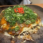 広島風お好み焼き 裏島 - 肉玉出てきたところ。トッピングなしでこれだけネギが乗っかっているのは嬉しい。