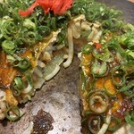 広島風お好み焼き 裏島 - これはうどん肉玉プラスイカ天の断面
