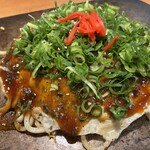 広島風お好み焼き 裏島 - うどん肉玉プラスイカ天、出てきたとこ。