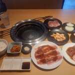 焼肉きんぐ - 料理写真:炙りバラカルビ　ロース　ホルモン　キムチ　ごはん小　たまねぎ焼　タン　はらみ　おろしにんにく