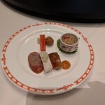 赤坂璃宮 - 前菜三種。腸詰や肉類も美味しいが、歯応えの良いクラゲに驚いた。
