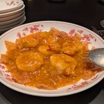 赤坂璃宮 - アラカルトの海老チリ。スパイシーではなく、意外に甘さが先行するもの。しかし美味さは町中華では味わえない一品。