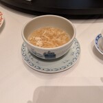 赤坂璃宮 - 蟹肉入りフカヒレスープ。思いの外濃い味付け。ご飯にかけても美味そうな味だ。