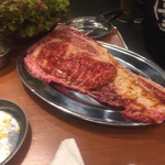 大阪焼肉・ホルモン ふたご  - はみ出るカルビ