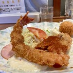 洋食の赤ちゃん - 海老フライの見事な反りウェーブ
